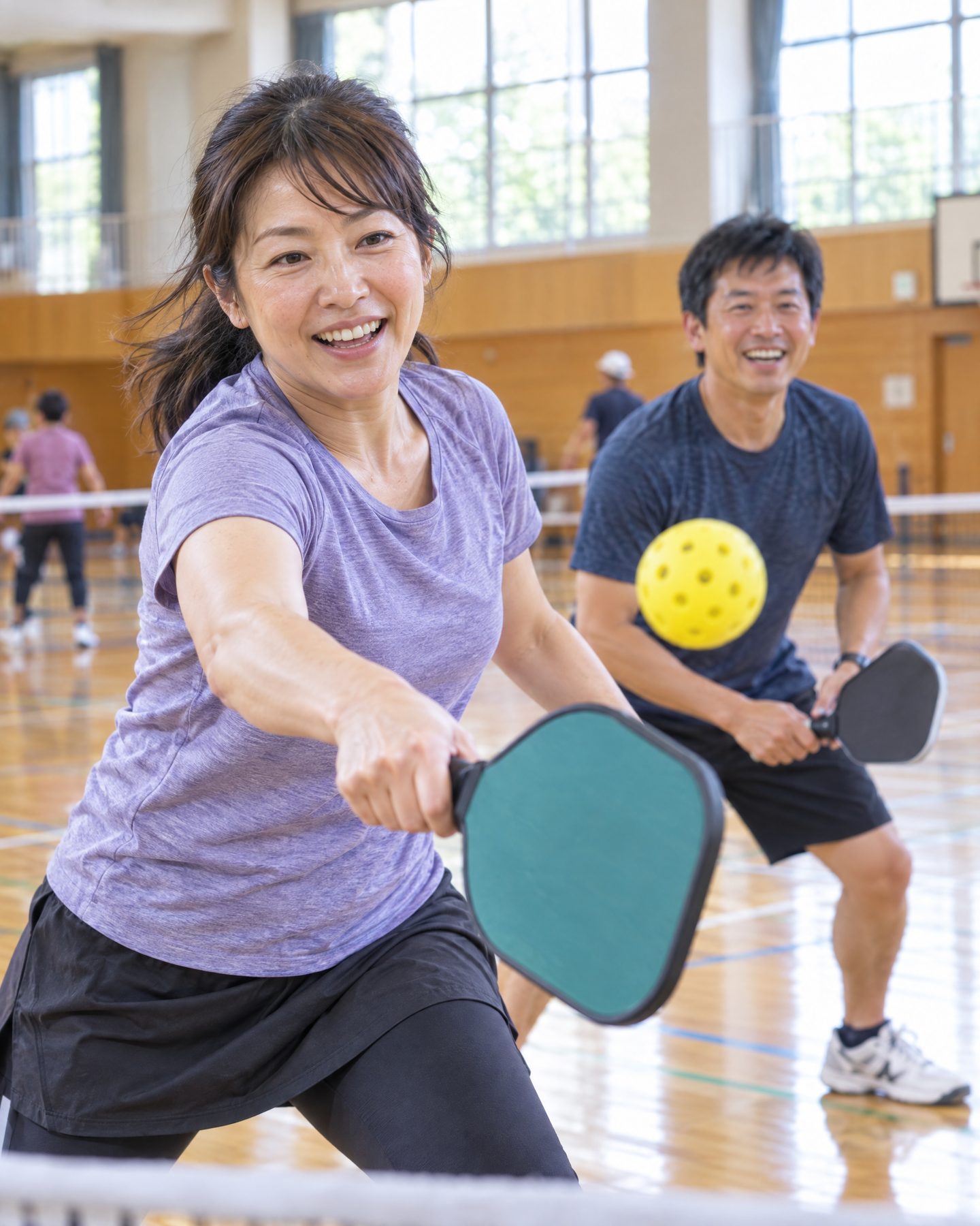 体育館でピックルボールを打つ参加者